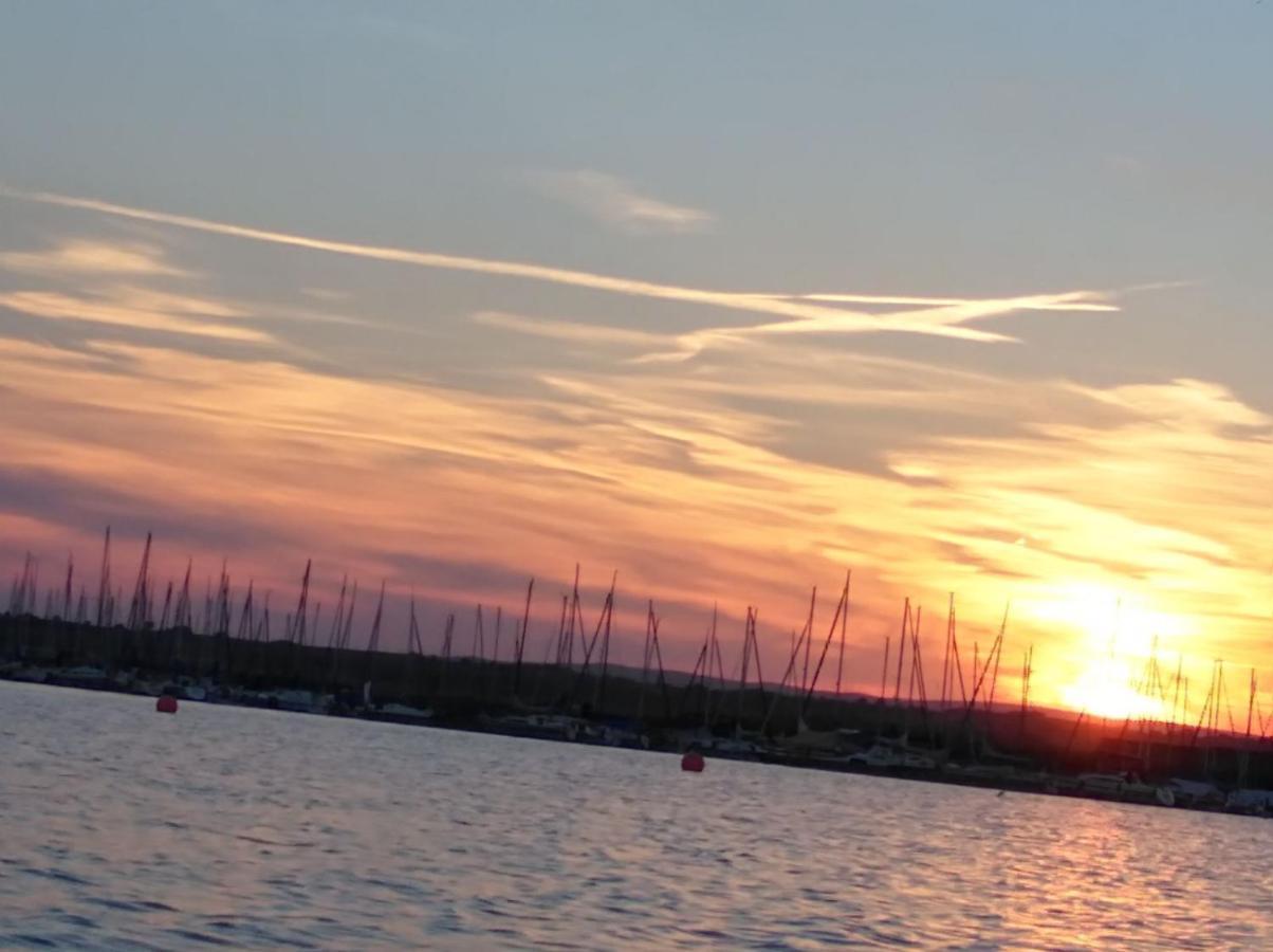 Pfahlbau Sunset II Toplage Inklusive Elektroboot Руст Екстериор снимка